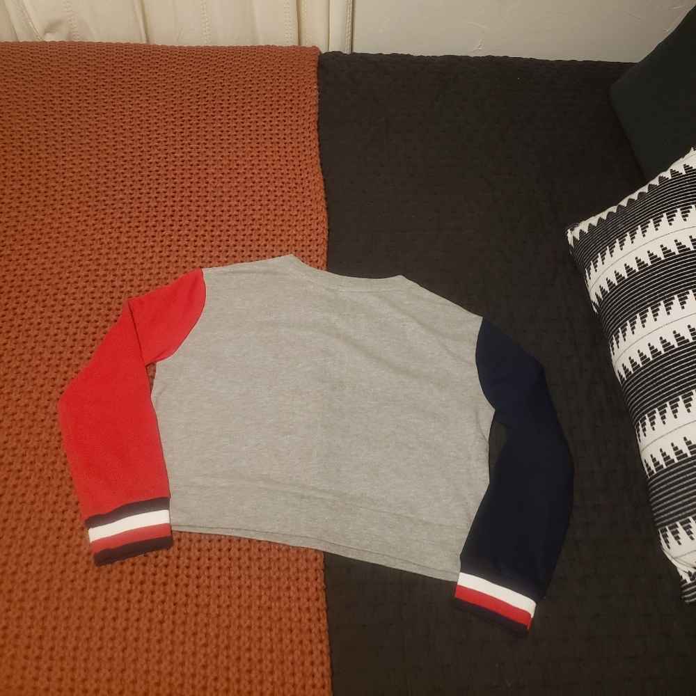 SOLD ✨️ Tommy Hilfiger Vintage Cropped Sweater - Picture 5 of 7